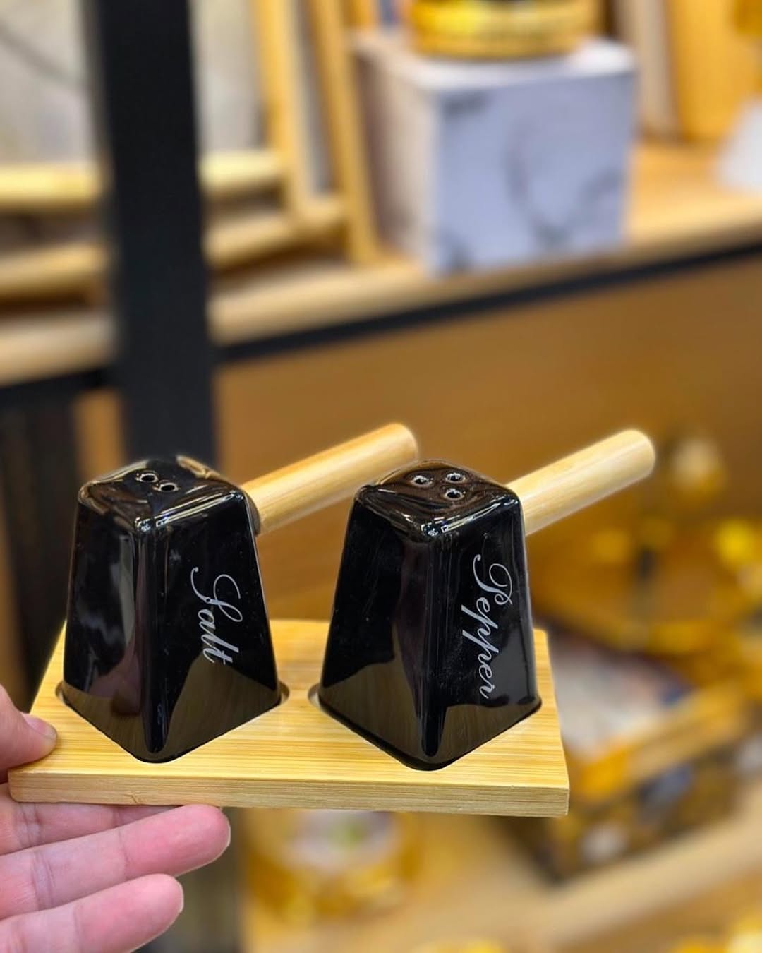 SALT&PEPPER POT WITH BAMBOO BASE