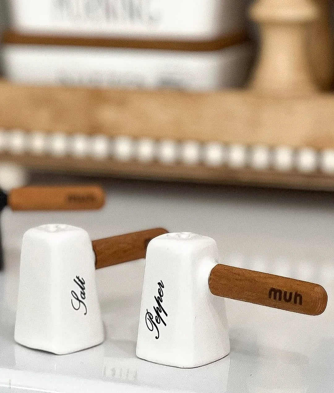 SALT&PEPPER POT WITH BAMBOO BASE