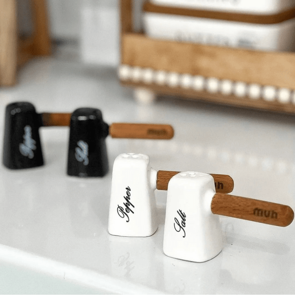 SALT&PEPPER POT WITH BAMBOO BASE